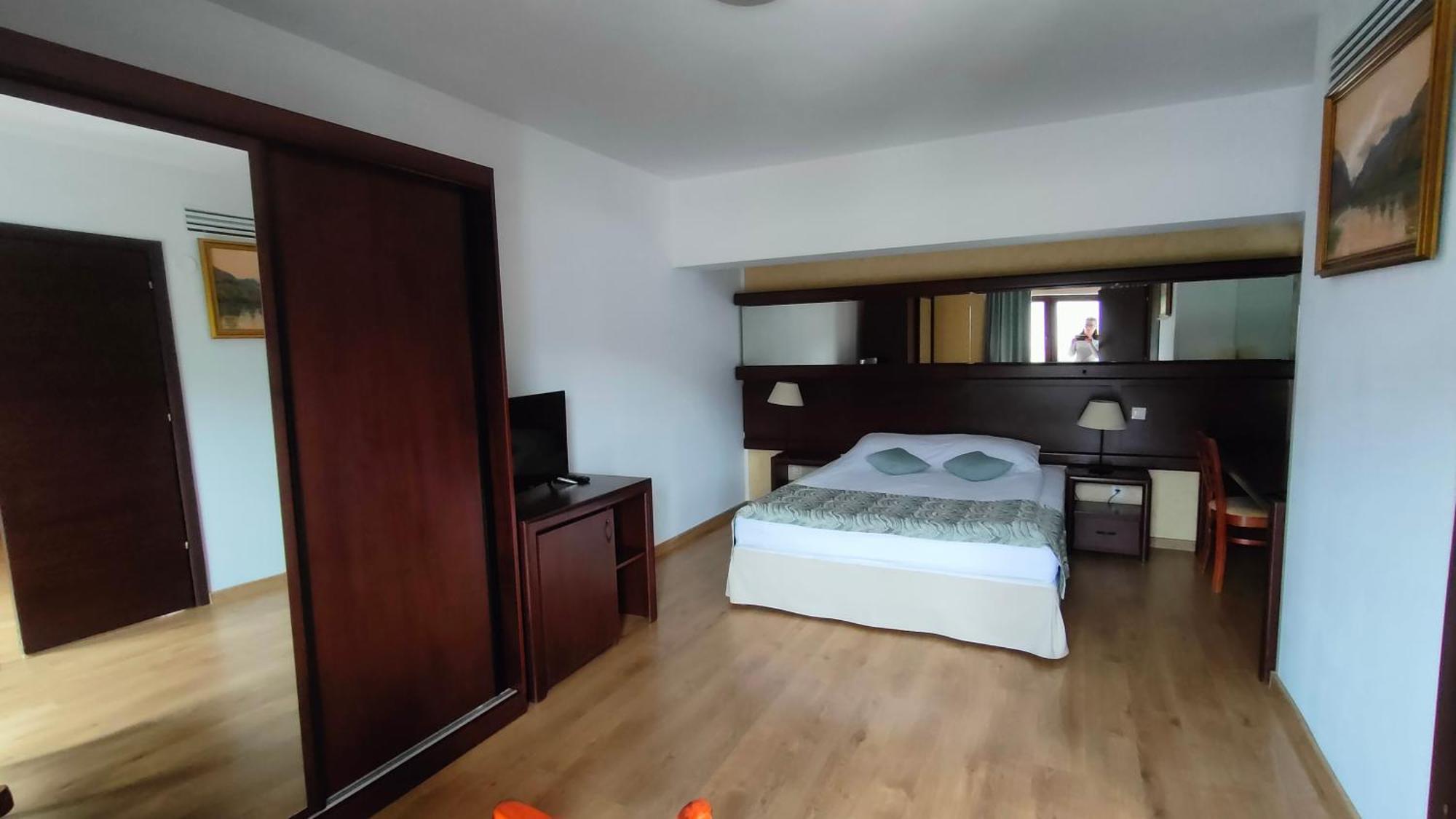 Hotel Valea Cu Pesti Căpăţîneni-Ungureni Екстериор снимка
